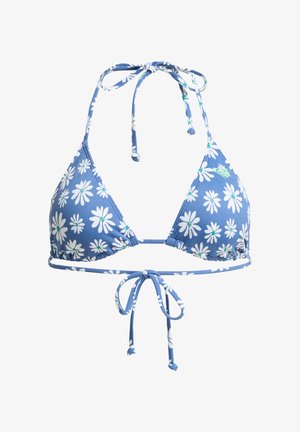 Top de bikini azul en forma de triángulo con patrón de flores de margarita blancas, con tirantes atados en el cuello y la espalda sobre un fondo blanco.