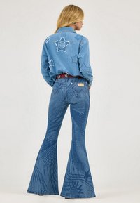 Wrangler WRANGLER X LAINEY WILSON BELL BOTTOM - Bootcut-farkut - laser star