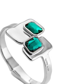 Anillo de plata esterlina con dos piedras preciosas faceteadas rectangulares de color verde azulado, con un diseño moderno y geométrico y una banda lisa.
