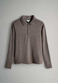 Garais polo krekls ar garām piedurknēm, mīksta auduma, ar apkaklīti un pogu rindu, kurā ir četras pogas, bez redzamām motīvu.