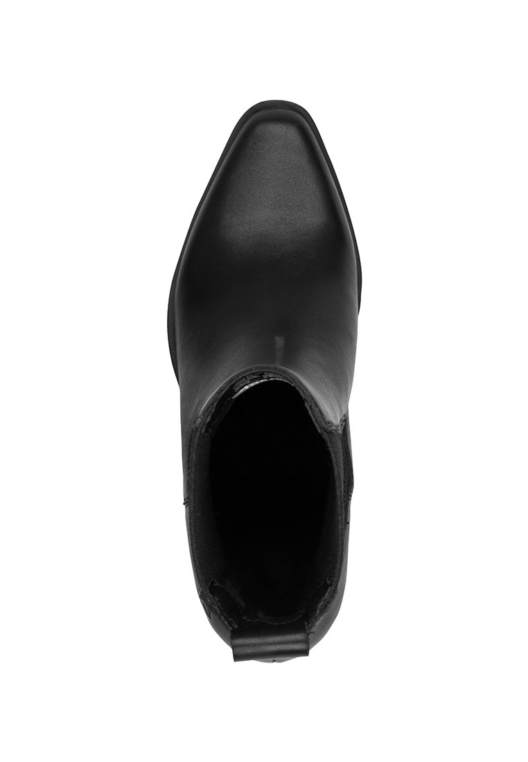 Schwarze Leder-Ankle Boots mit spitzer Zehenform, schlankem Design, minimalen Nähten und elastischen seitlichen Einsätzen für ein einfaches Anziehen. Weiche Innenauskleidung.