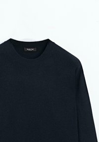 Dunkelblauer Rundhalsausschnitt-Pullover aus weichem Strickmaterial, mit geripptem Kragen und subtiler Textur. Markenlabel auf der Innenseite sichtbar.