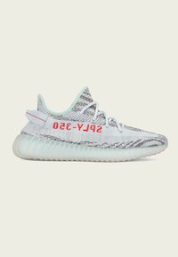 Sneaker Yeezy Boost 350 V2 em malha cinza claro e branco com detalhes em turquesa, apresentando o texto vermelho "SPLY-350" e uma sola de borracha translúcida.