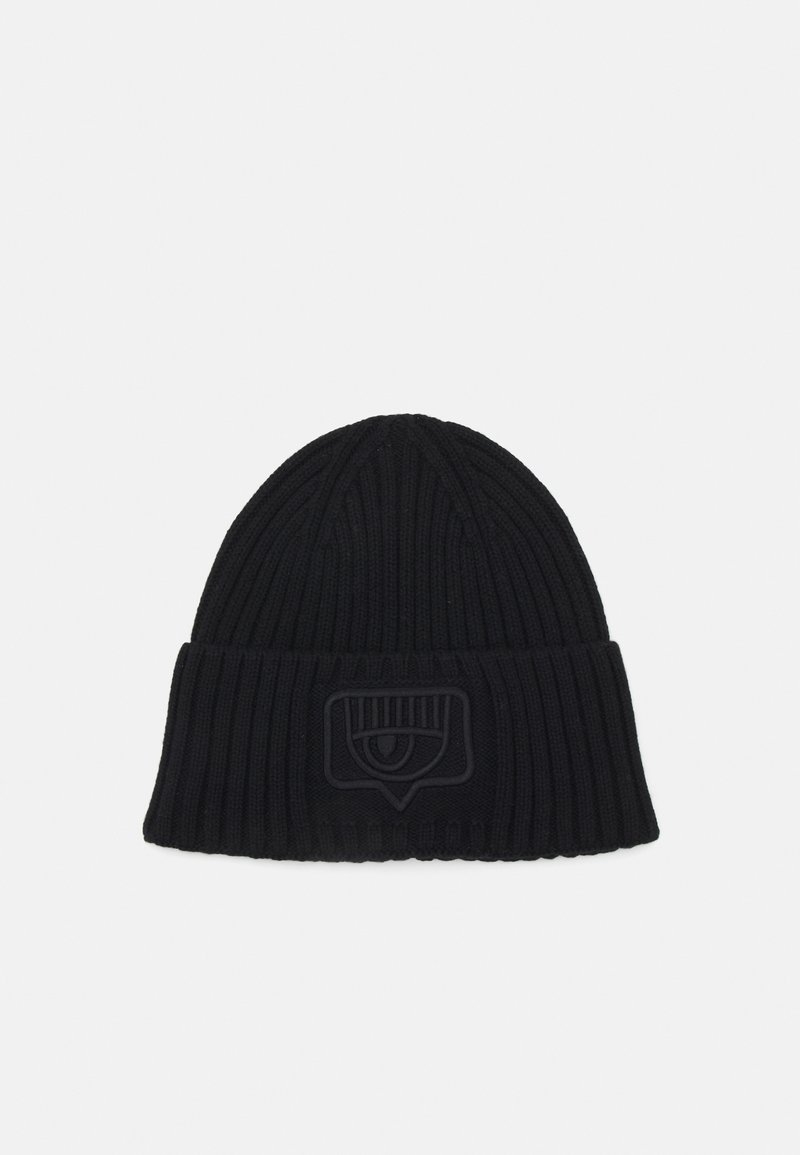 Beanie nera a maglia con texture a coste e risvolto, con un logo nero in rilievo sul davanti. Parte superiore circolare con righe verticali.