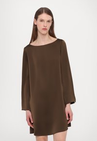 Ruskea silkkimekko, jossa on pitkät hihat ja leveä kaula-aukko, joka on sileäpintainen ja suoramuotoinen, ulottuen juuri polven ylle.