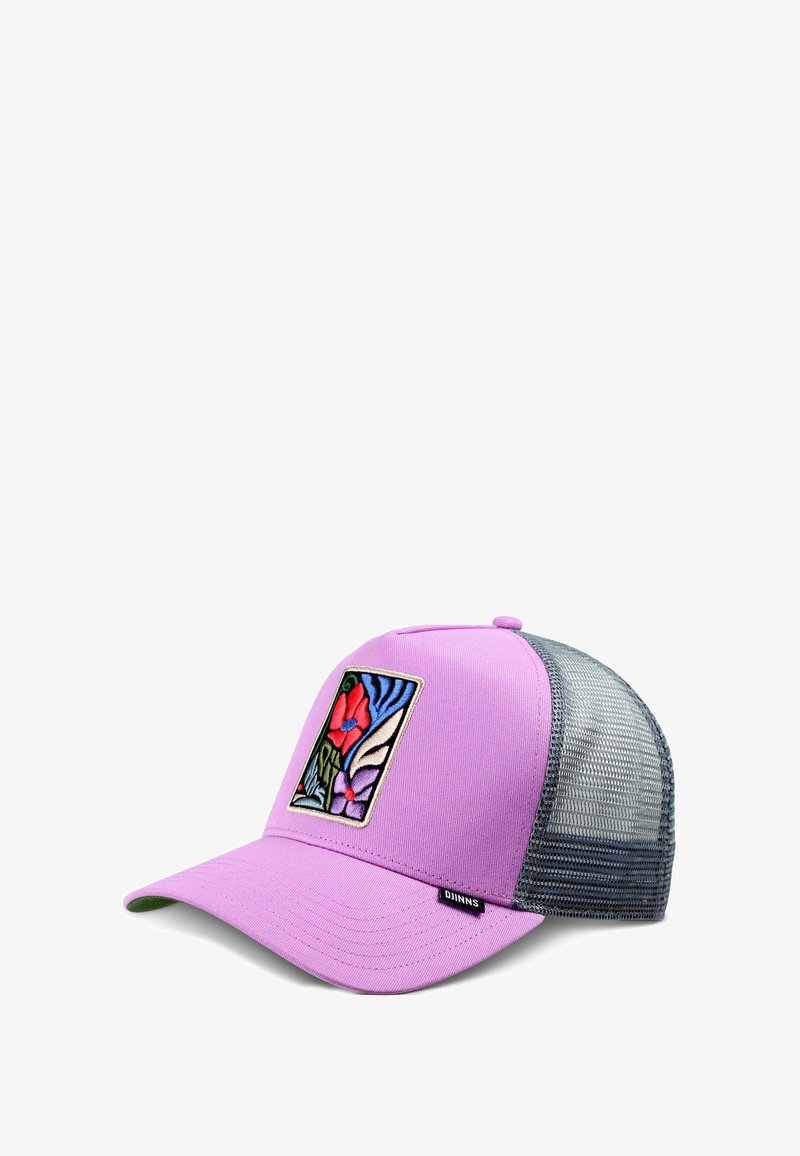 Gorra de béisbol de malla morada y negra con parche floral en la parte delantera y pequeña etiqueta negra de la marca en el ala.