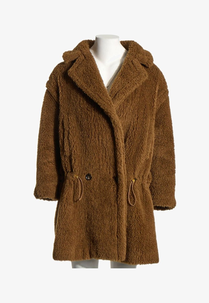 Manteau mi-long en fausse fourrure marron avec large col, manches longues et détails à cordon de serrage à la taille sur un torse de mannequin blanc.