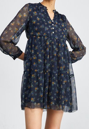 Blaues Blumenkleid mit langen, durchsichtigen Ärmeln, V-Ausschnitt, Knopfdetails und schichtbarem Rock, der kleine orangefarbene und gelbe Blumen auf einem dunklen Hintergrund zeigt.
