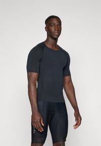Krótki rękaw T-shirt sportowy w ciemnoszarym kolorze, z okrągłym dekoltem i bezszwowymi ramionami, w zestawie z czarnymi dopasowanymi szortami z logo.