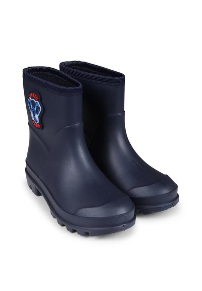 Bottes de pluie en caoutchouc bleu marine avec une texture lisse, un design à cheville basse et un patch logo d'éléphant bleu sur le côté extérieur.