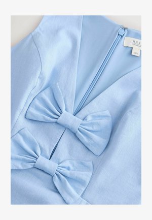 Šviesiai mėlyna suknelė su dviem ryškiais kaspinais ant liemens, V formos iškirpte ir paslėptu užtrauktuku nugaroje. Lygi tekstūra.