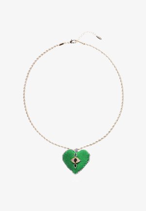 Pendentif en forme de cœur orné de perles vertes avec des accents dorés, suspendu à une chaîne en argent torsadé. Il présente un motif d'œil avec des détails violet au centre.
