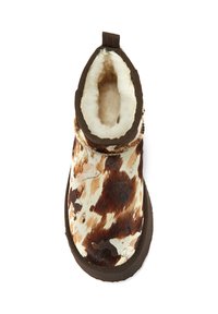 Smeđe i kremasto uzorkovana čizma s krznenom podlogom, zaobljenim vrhom i rupom za povlačenje straga radi lakšeg obuvanja. Gumeni potplat osigurava prianjanje.