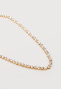 Χρυσό κολιέ με λευκές πέρλες τοποθετημένες ομοιόμορφα, εναλλάξ με διαυγή στρογγυλά πολύτιμα λίθια, σε απλό λευκό φόντο.