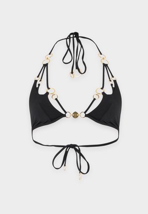 Top bikini nero con anelli dorati che collegano le spalline, legacci al collo e chiusura con fiocco sul retro su sfondo uniforme.
