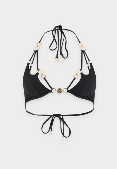 Haut de bikini noir avec des anneaux dorés reliant les bretelles, attaches autour du cou et fermeture par nœud papillon dans le dos sur un fond uni.
