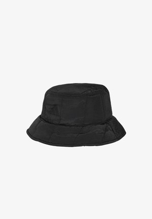Cappello bucket trapuntato nero con design sottile a pannelli cuciti e piccolo logo in rilievo sul lato, tessuto morbido con tesa inclinata.