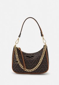 Sac à main marron et noir à motifs avec une chaîne en or et une bandoulière en cuir. Présente des motifs triangulaires et une plaque de logo.