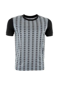 Camiseta de manga corta en negro y gris con rayas verticales que presentan patrones de logotipos negros repetidos y una parte trasera negra sólida.