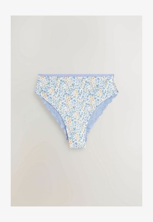 Pantalones íntimos de estampado floral en azul claro con un borde de encaje en forma de ola, que presentan una mezcla de pequeñas flores naranjas y verdes sobre una tela suave.