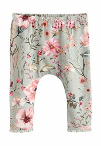 Bloemenlegging van zacht grijs stof met roze en rode bloemen en groene bladeren. Elastische tailleband en ruches aan de onderkant.