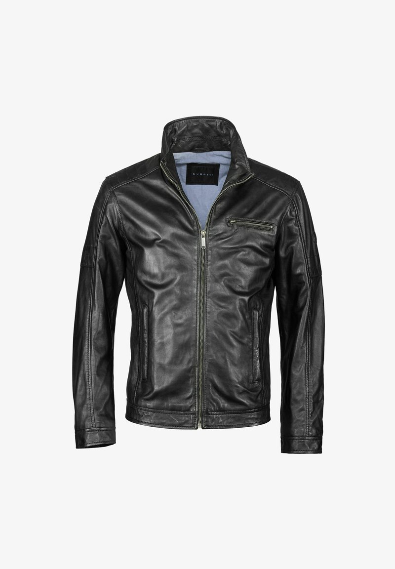 Chaqueta de cuero negro con cuello alzado, cierre de cremallera y dos bolsillos laterales. Presenta un pequeño bolsillo en el pecho y una textura suave.