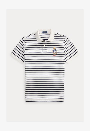 Weißes Poloshirt mit marineblauen horizontalen Streifen, gesticktem Bären mit Blazer auf der linken Brust und dem Schriftzug „POLO“ unter dem Bären.