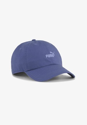 Cappello PUMA in tessuto viola chiaro, con visiera curvata, logo ricamato frontale, sei fori di ventilazione, cinturino regolabile sul retro.