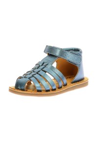 Sándalo de cuero metálico azul con tiras trenzadas, diseño de punta abierta y cierre ajustable de gancho y bucle. Suela corta marrón para mayor comodidad.