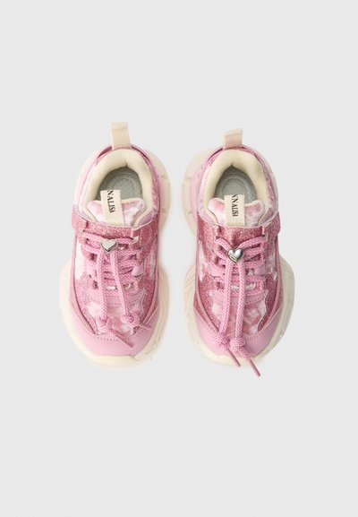 Rosa Turnschuhe mit einem strukturierten, glitzernden Obermaterial und einem herzförmigen Akzent, Schnürverschluss und einer gepolsterten, hellen Sohle.