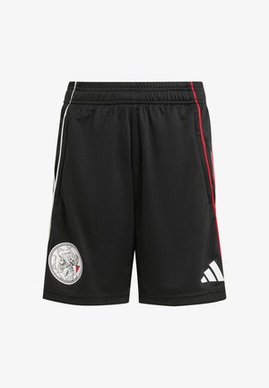 Shorts de football noirs avec des rayures rouges, une paire de chaussures à crampons noires, et des chaussettes rayées noires et blanches. Le ballon de football est blanc avec des motifs noirs.