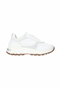 Weiße Sneakers aus Mesh- und Leder-Materialien, mit abgerundeter Form, strukturierten Akzenten, dicker weißer Sohle und braunem Gummiboden sowie Schnürsenkeln.