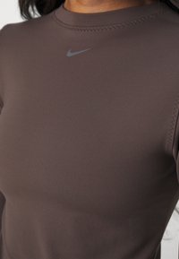 Nike Performance Långärmad tröja - brown