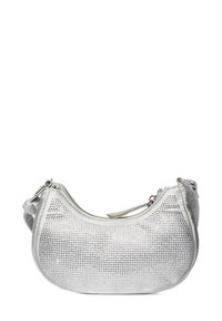 Borsa a tracolla in metallo argentato realizzata in materiale a rete, con design curvo, chiusura a zip e accenti decorativi di borchie su tutta la superficie.