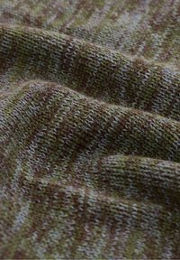 Tessuto di maglia in tonalità terrose di verde, marrone e grigio, con un motivo a strisce testurato caratterizzato da spessori variabili.