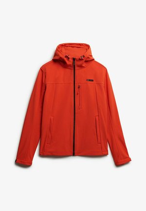 Veste softshell rouge avec capuche, dotée d'une fermeture éclair frontale, de deux poches latérales et d'une poche poitrine. Texture lisse et tissu résistant.