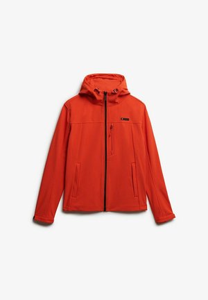Giacca softshell rossa con cappuccio, dotata di tasche frontali con zip, stringhe regolabili e una texture elegante e liscia.
