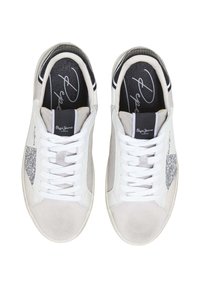 Bílé tenisky se šedými akcenty, s texturovanou boční panelou, bílými šňůrkami a logem na jazyku a stélce. Hladké a zamkové materiály.