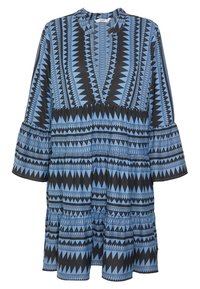 Robe bleue et noire à motifs avec un col en V, des manches longues évasées et une taille froncée, présentant des formes géométriques et des textures.