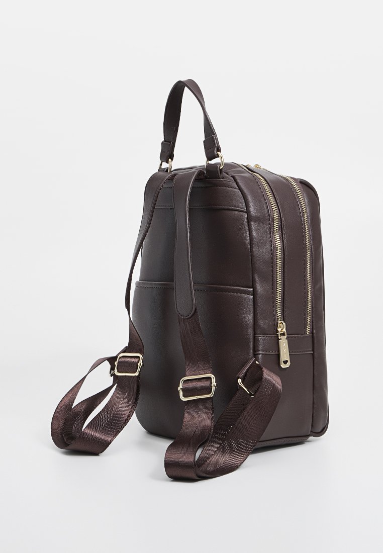 Brauner Leder-Rucksack mit rechteckiger Form, goldenen Reißverschlüssen und verstellbaren Satin-Trägern. Verfügt über strukturierte Seitenpaneele und ein minimalistisches Design.