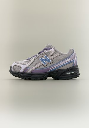Chaussure de course New Balance grise et violette avec semelle noire et logo bleu "N" sur le côté, vue de profil gauche sur fond neutre.