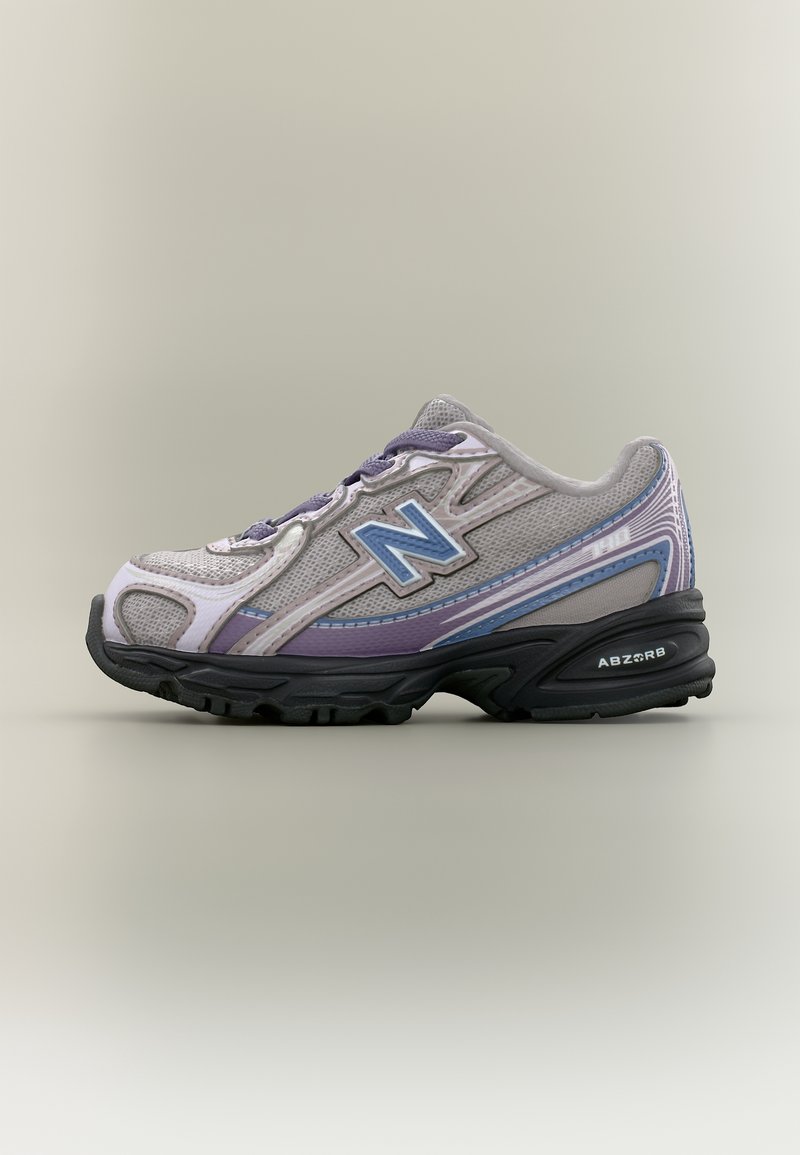 Chaussure de course New Balance grise et violette avec semelle noire et logo bleu "N" sur le côté, vue de profil gauche sur fond neutre.
