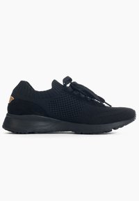 Scarpe da ginnastica nere con tomaia in maglia, pannelli in rete testurizzati, suola flessibile e design con lacci, caratterizzate da un accento in suede sul tallone.