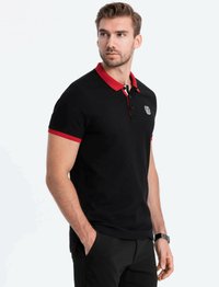 Černé polo tričko s červeným límcem a manžetami. Obsahuje malé logo na hrudi, krátké rukávy a klasický střih. Hladká textura.