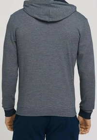 Felpa grigia a righe con cappuccio foderato, maniche lunghe e polsini a coste. Presenta una vestibilità comoda e una morbida trama del tessuto.