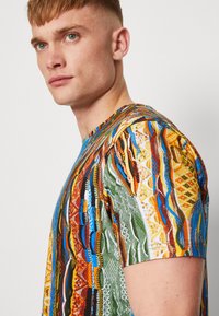 Carlo Colucci UNISEX - Marškinėliai su spaudiniu - petrol/yellow/green/offwhite