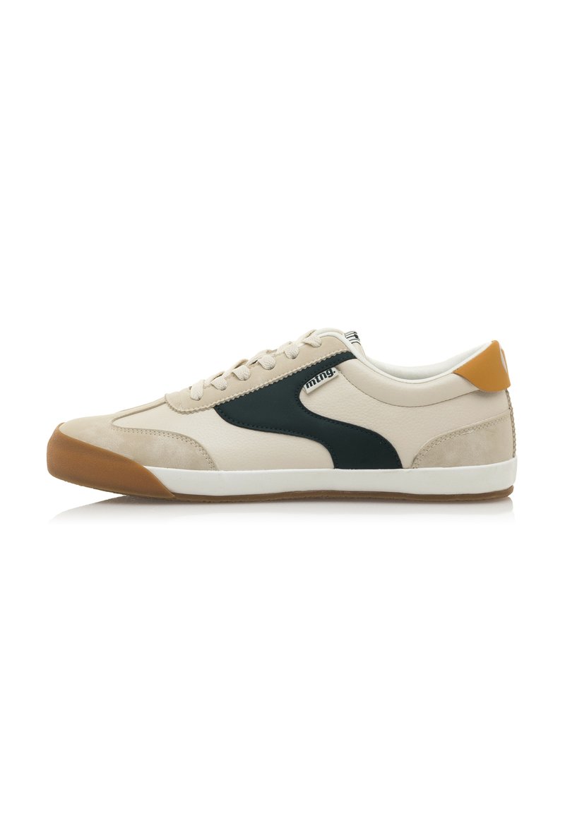 Zapatilla beige con detalles de cuero verde oscuro y gamuza marrón. Presenta una suela de goma blanca y un tirador en color tostado. Diseño clásico con cordones.