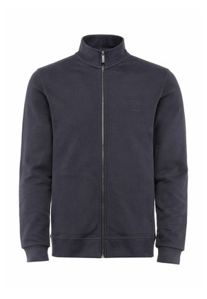 Granatowy sweatshirt na zamek z miękkiego materiału. Posiada wysoki kołnierz, boczne kieszenie oraz subtelny logo na piersi.