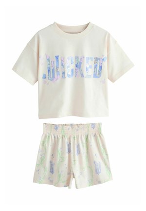 Top crem cu mâneci scurte, cu inscripția „LUCKED” în litere albastre cu model floral și pantaloni scurți asortați cu model de viță verde și flori albastre.