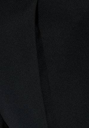 Tela negra con una textura suave, que presenta un brillo sutil y un pliegue a lo largo de un lado, indicativo de un diseño a medida.